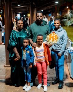 Nice Ndatabaye n’umuryango we bageze i Kigali mu myiteguro y’igitaramo kiri kuwa Gatanu