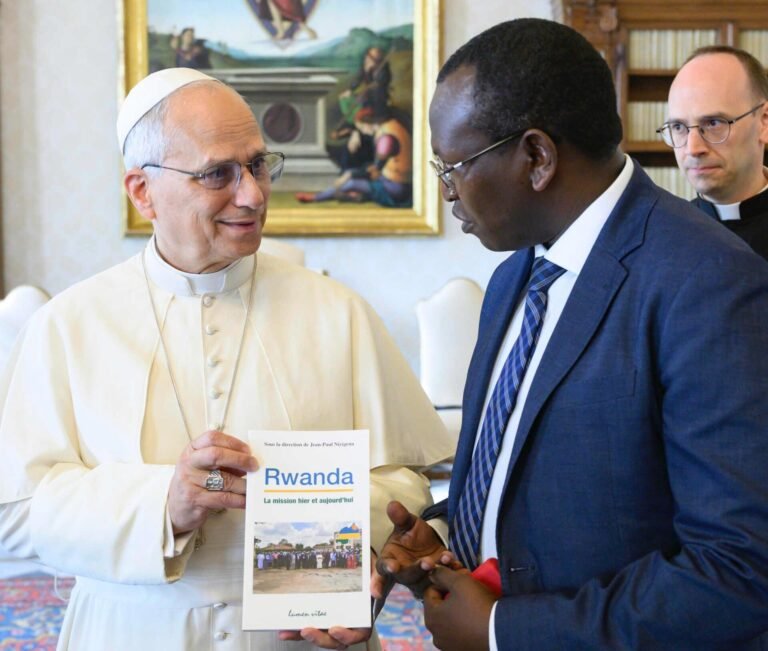 Papa Léon wa XIV yashyikirijwe igitabo kiva imuzi urugendo rwo kwiyubaka k’u Rwanda