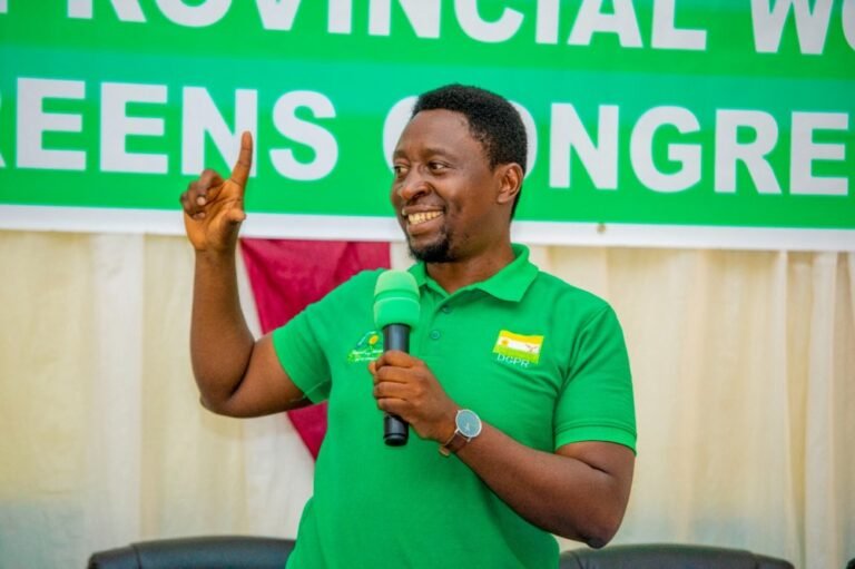 Perezida wa Green Party, Dr. Frank Habineza, yatabarije insengero n’imisigiti, zujuje ibisabwa