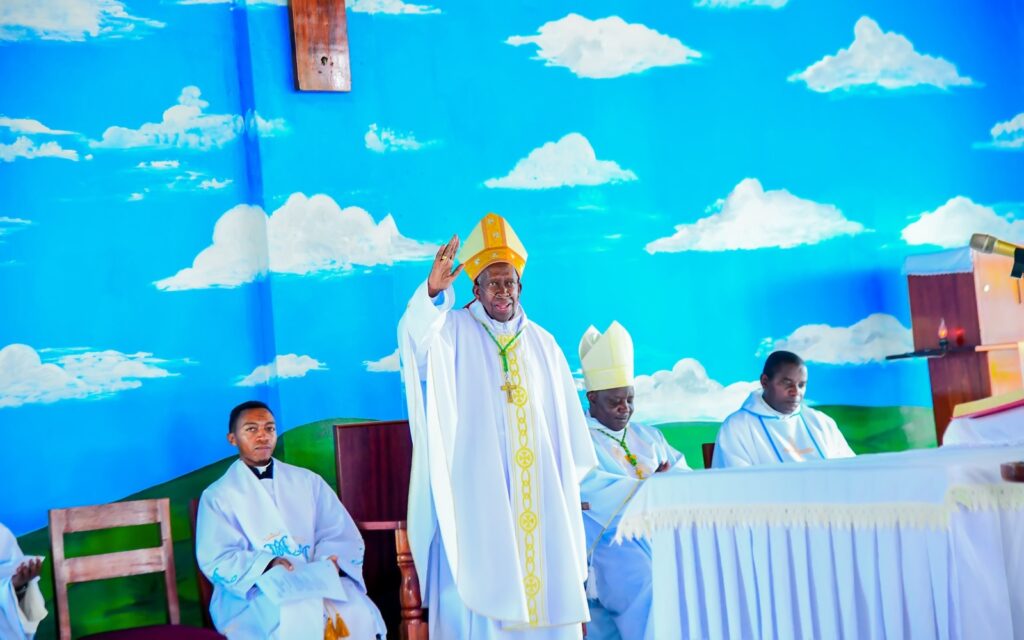 Musenyeri Smaragde Mbonyintege yizihije Yubile y’imyaka 50 y’Ubusaseridoti