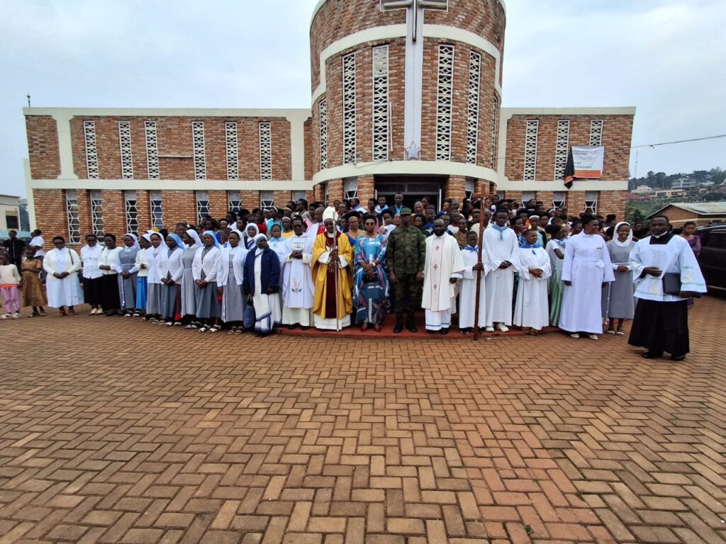 Musenyeri Edouard Sinayobye yasangiye iminsi mikuru n’abahoze mu buraya