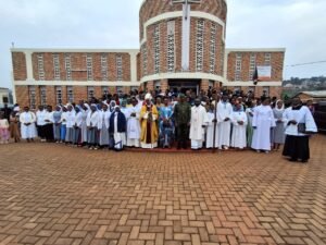 Musenyeri Edouard Sinayobye yasangiye iminsi mikuru n’abahoze mu buraya