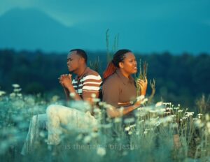 Impaneza Heritier na N. Louise bahuje imbaraga mu ndirimbo nshya “Ni Yesu”