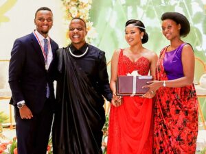 Mu bukwe bwe, Merci Pianist yambitse Papi Clever umudari w’ishimwe amushimira uruhare yagize mu rugendo rwe