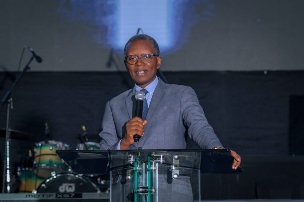 Rev. Dr. Rutayisire asaba Abanyarwanda kutibagirwa aho Imana yabakuye