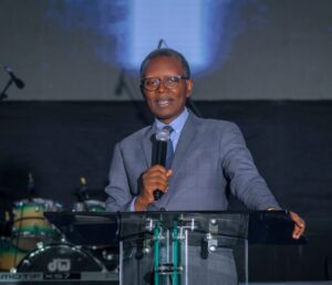 Rev. Dr. Rutayisire asaba Abanyarwanda kutibagirwa aho Imana yabakuye