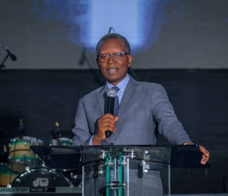 Rev. Dr. Rutayisire asaba Abanyarwanda kutibagirwa aho Imana yabakuye