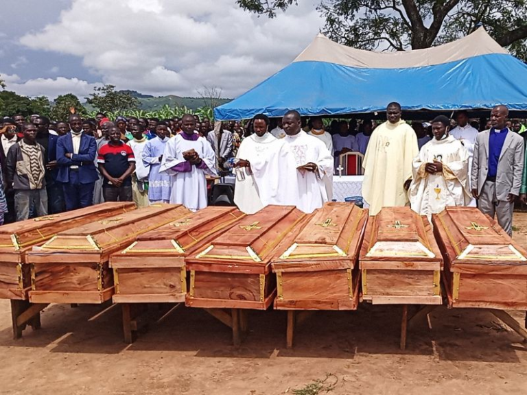 Nigeria: Nyuma y’ubwicanyi bwahitanye Abakirisitu 30, habaye Misa yo kubasezeraho