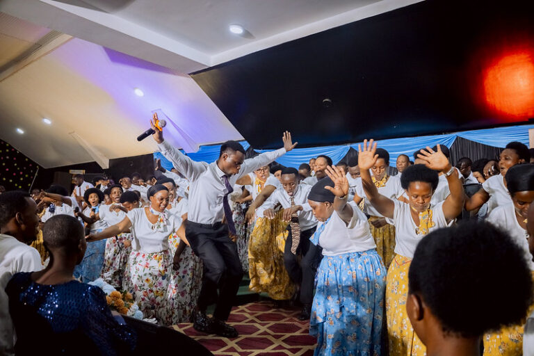 Holy Nation Choir yagarutse ku mbabazi z’Imana n’ibyo yakoze mu buzima bw’abantu Ibinyujije mu ndirimbo “IBYIZA”