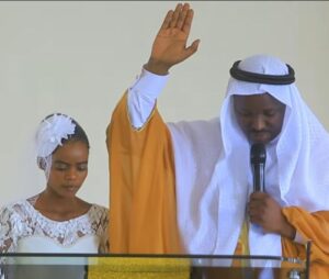 Apôtre Mutabazi Kabarira Maurice yasezeranye na Beatrice mu bukwe bwitabiriwe n’abantu 30