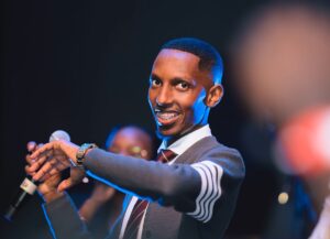 Yves Rwagasore yibukije abacitse intege gukomeza kwizera Imana mu ndirimbo “NIZEYE”