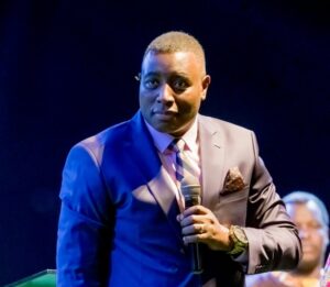 Apotre Gitwaza yasabye imbabazi abaforomo n’ababyaza nyuma y’amagambo yanenzwe